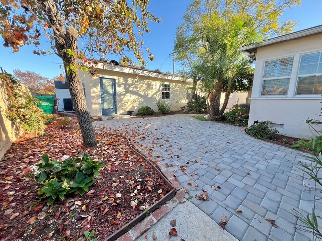 Building Photo - Charming Bixby Knolls Corner Home with Yard, Cabana, & A/C