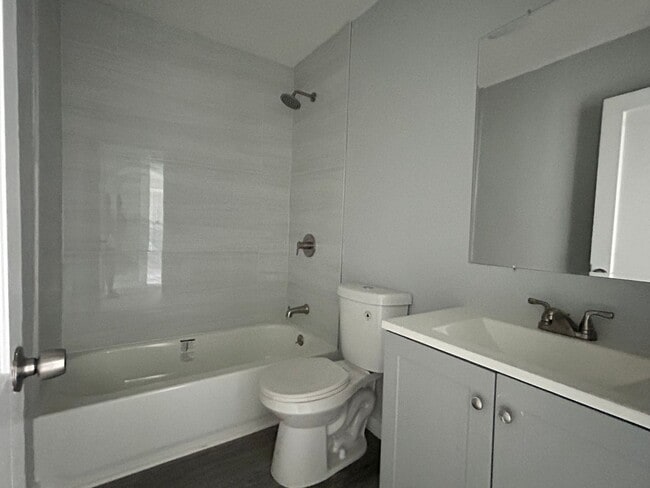 Building Photo - Gorgeous 4 bed 2 bath home!