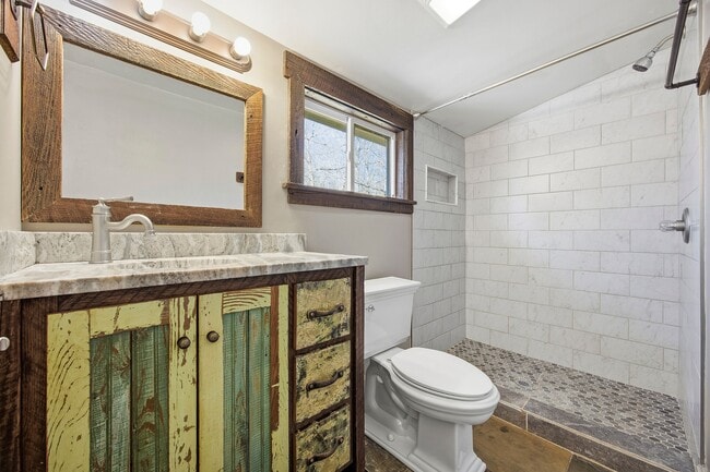 Building Photo - 209 W Shadburn Ave