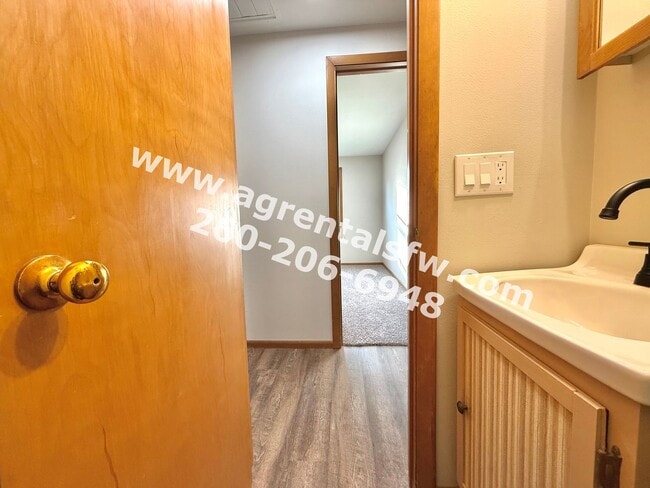 Building Photo - 3 Bedroom House