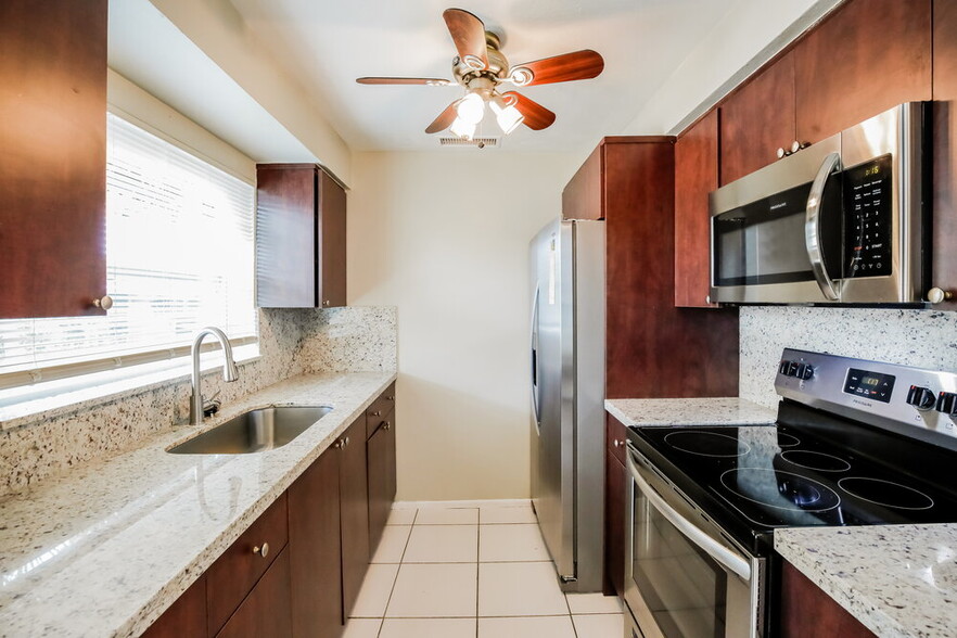 Building Photo - 6885 NW 27th Ct