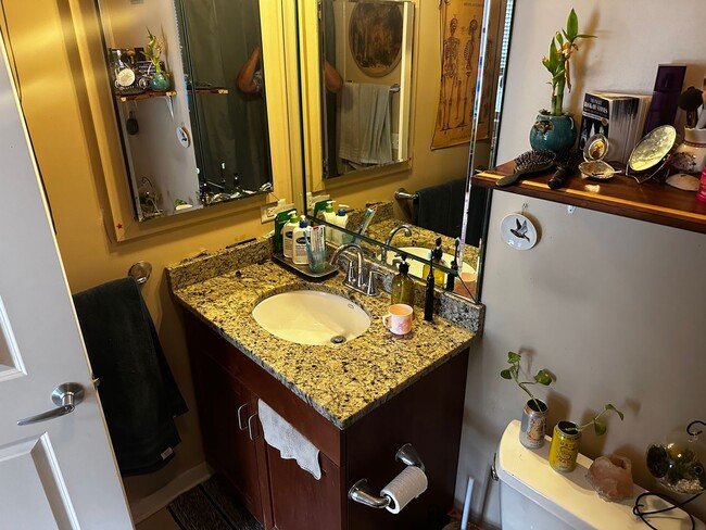 Building Photo - Spacious 3 Bed, 2 Bath Steps to Taylor Street