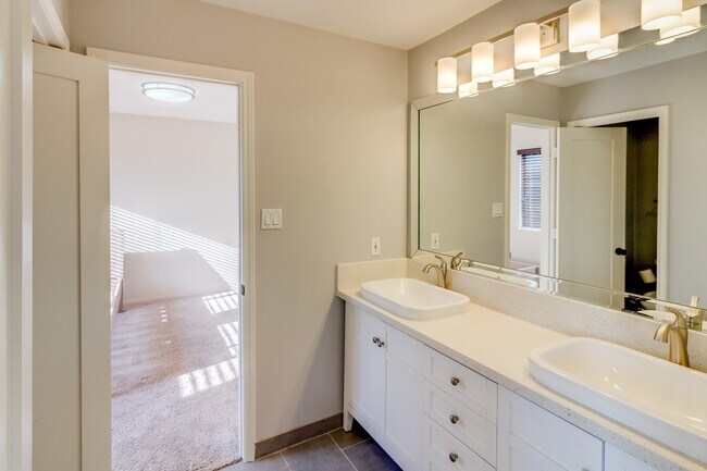 Building Photo - 1112 Bering Dr