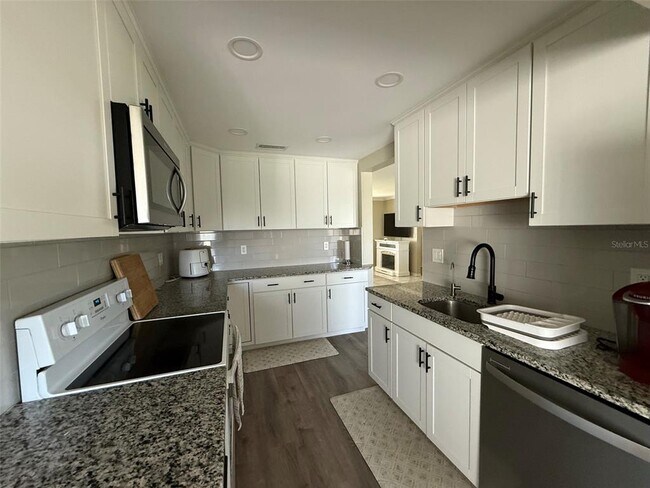 Building Photo - 998 Bass Ct