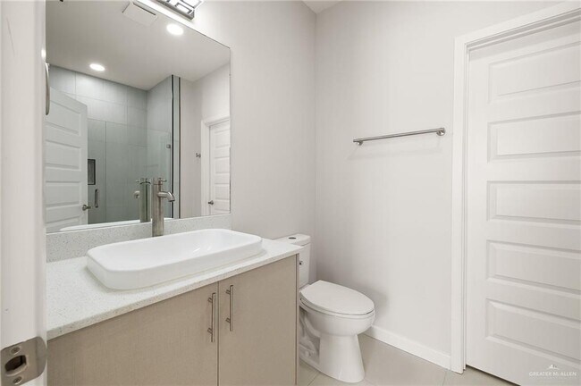 Building Photo - 15 Larkspur Ave