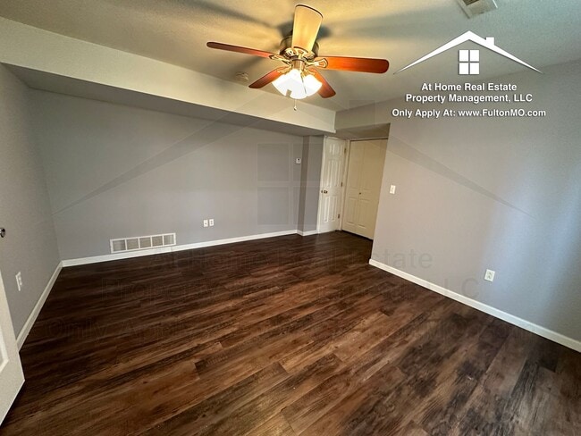 Building Photo - 101 E 10th St