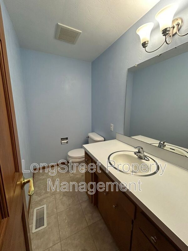 Building Photo - 3325 NW Circle Blvd