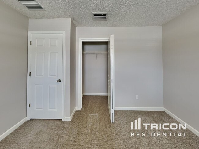 Building Photo - 11707 Deep Springs Dr N