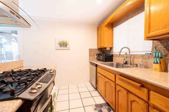 Building Photo - Cozy Zen Retreat Home with 4BD+3BA  Share ...