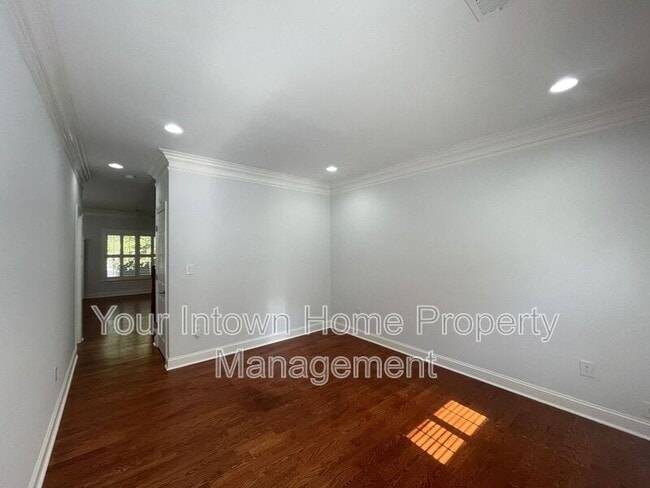 Building Photo - 652 Irwin St NE