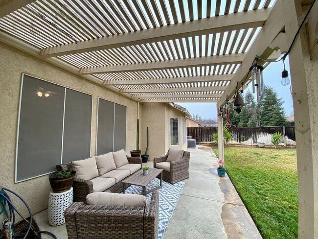 Building Photo - $2,450 Beautiful 3 Bedroom Home In  The Qu...