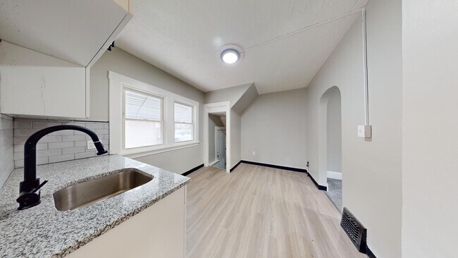 Building Photo - Old Brooklyn Area - 3 Bedroom Single Famil...