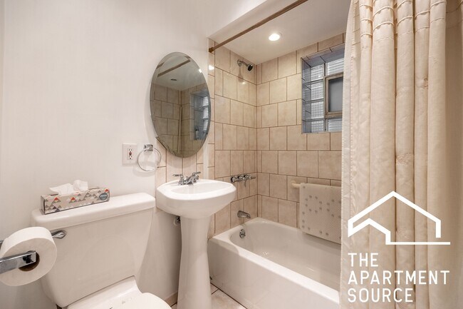 Building Photo - 2305 N Melvina Ave