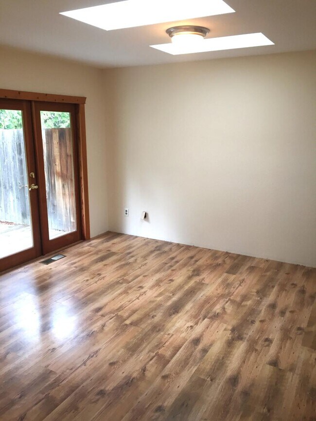 Building Photo - 4 bedroom in Seattle WA 98125