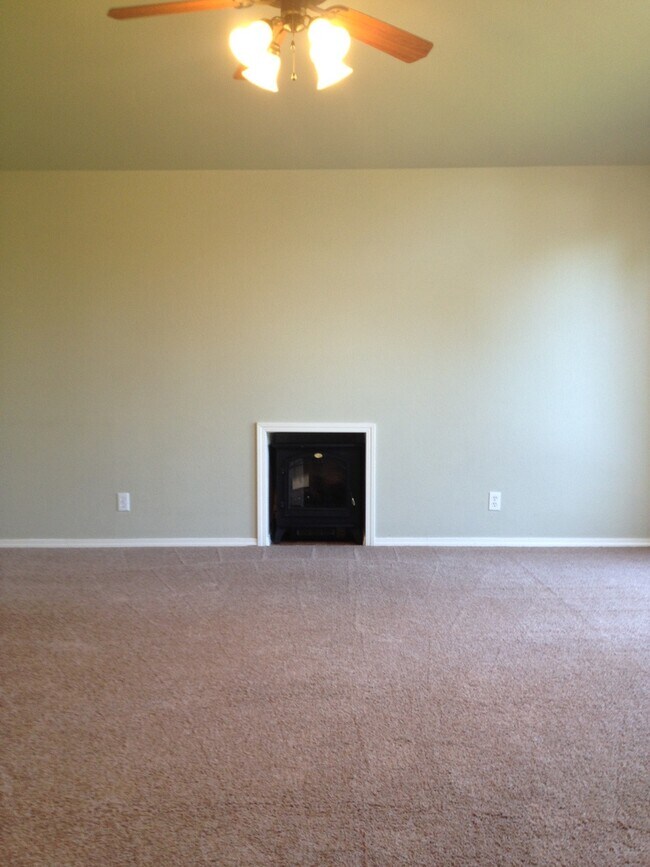 Building Photo - 4 bedroom 3 bath PLUS RV parking and great fenced yard.