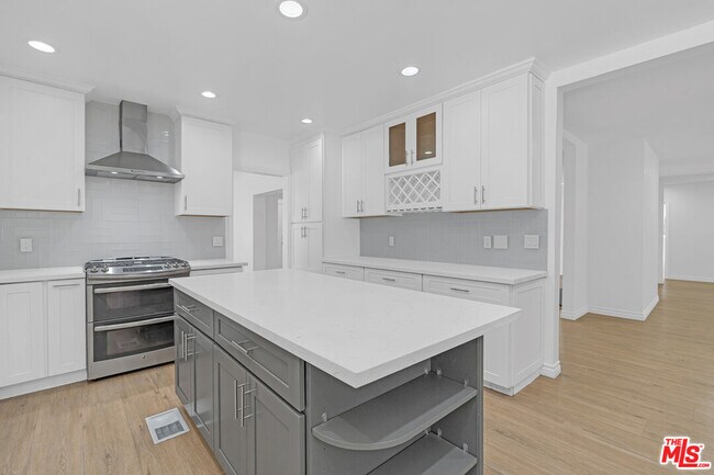 Building Photo - 621 N Bedford Dr