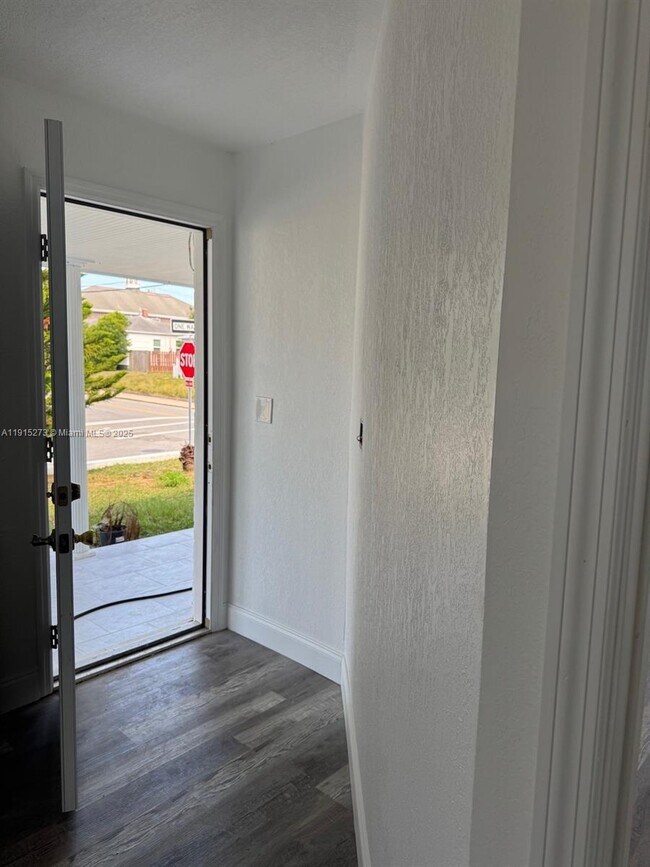 Building Photo - 46 S Oleander Ave