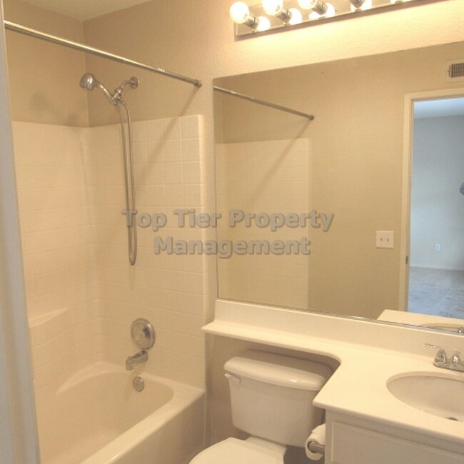 Building Photo - ****Beautiful 2 bed/2.5 bath House in Grea...