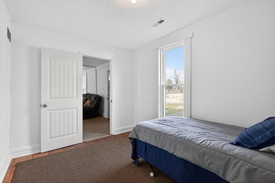 Building Photo - 992 N Maple St