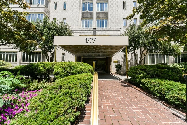 Building Photo - Dupont Circle Studio Apartment W/Roof Top,...