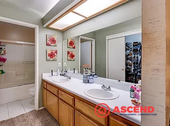 Building Photo - Cute Home Located Near Shopping in the Ros...