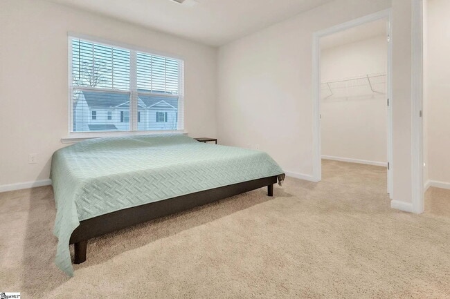 Building Photo - 3 bed, 2.5 bathroom Townhouse
