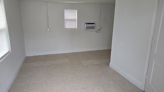 Building Photo - 632 W 2nd St