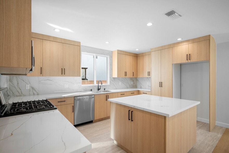 Building Photo - 10657 Knapp St