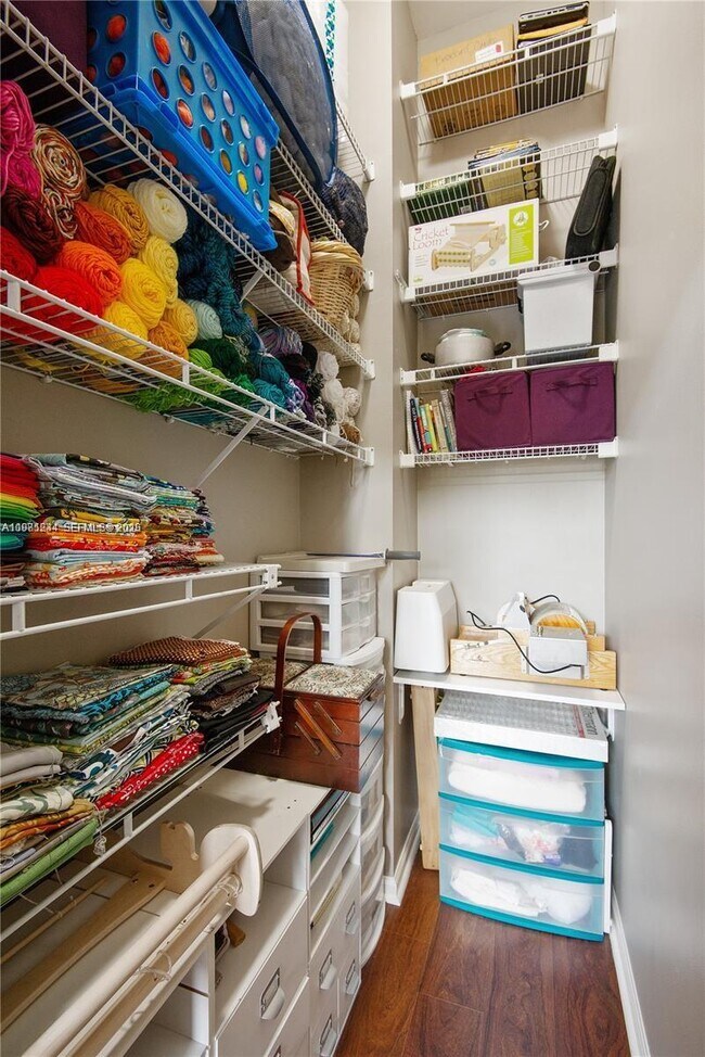 Building Photo - 1884 Classic Dr