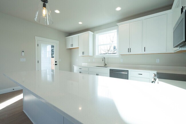 Building Photo - 2 Weeks Free W Approved Application by 08/...