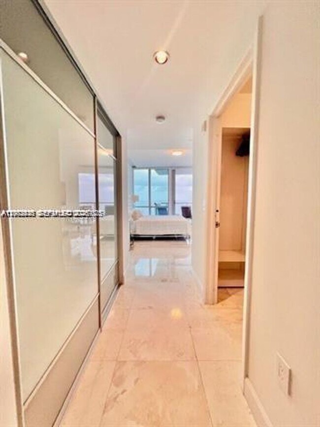 Building Photo - 17121 Collins Ave