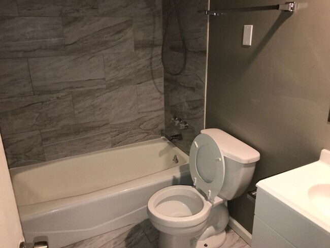 Building Photo - Beautiful 3 Bedroom 2 Bath Duplex!