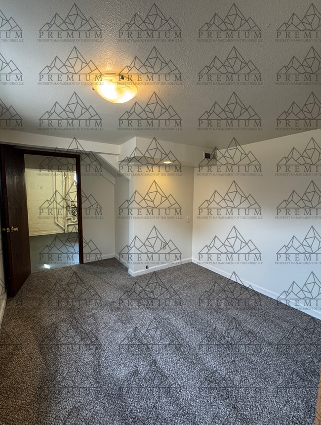 Building Photo - Large 4 Bedroom 2 Bath