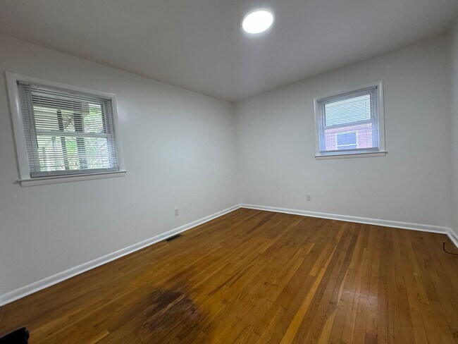 Building Photo - 537 Lisa Dr