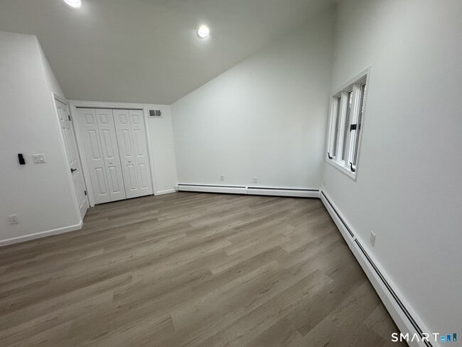 Building Photo - 4 Earls Ct