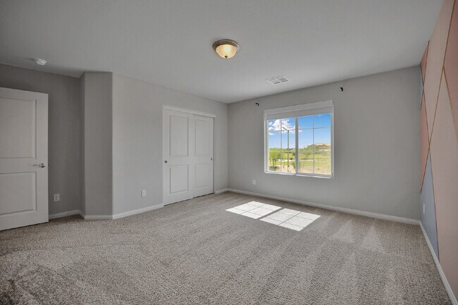 Building Photo - Gorgeous 5 Bedroom home!