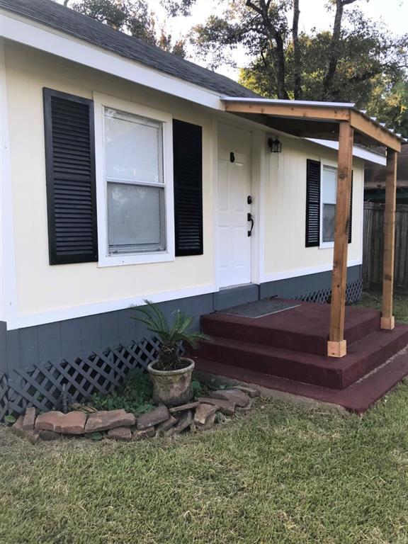 Building Photo - 903 N Valderas St