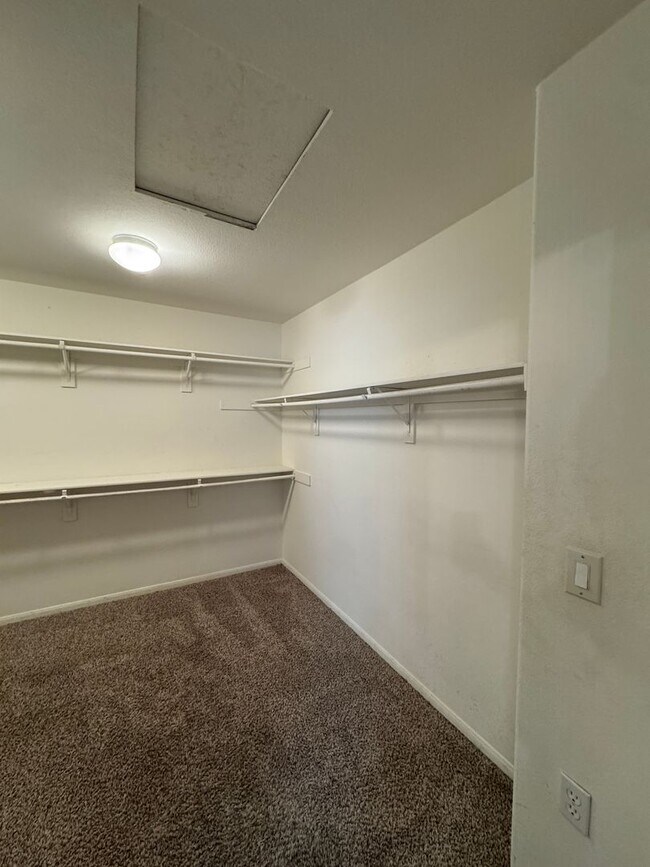 Building Photo - Spacious 3-Bed Lakeview Home with Loft & Community Amenities