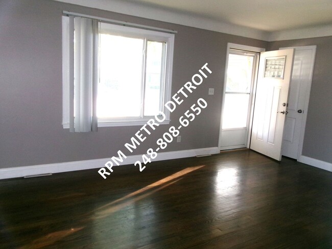 Building Photo - Two Bedroom Home in Royal Oak