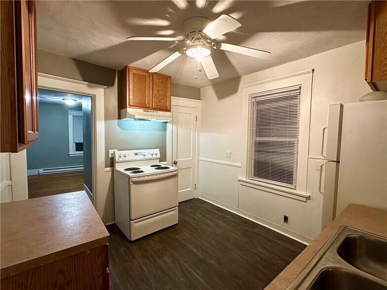 Building Photo - 10 Lachance St