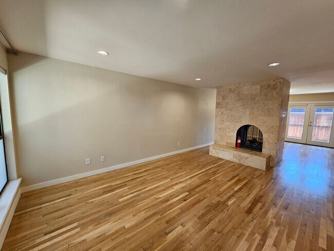 Building Photo - 2-bedroom, 2-bath condo in Gated community...