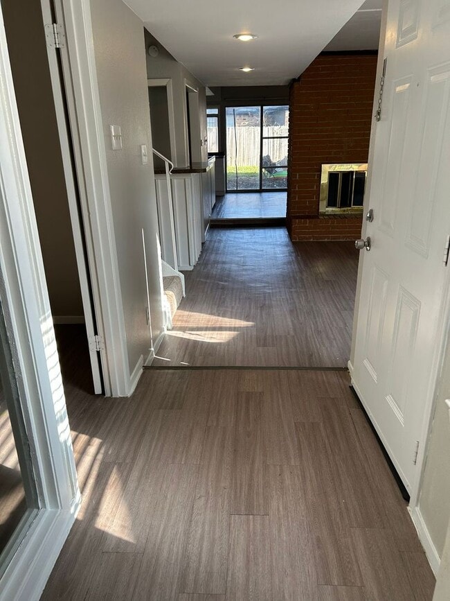 Building Photo - Enjoy a convenient and stylish living!