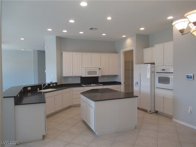Building Photo - 2091 Clearwater Lake Dr