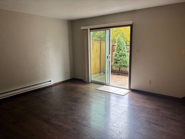 Building Photo - Beautiful 3 Bed /1.5 Bath Townhouse in Albany