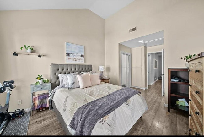 Building Photo - "Charming 1-Bedroom Apartment with Hardwoo...
