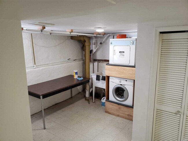 Building Photo - 159-02 59th Ave