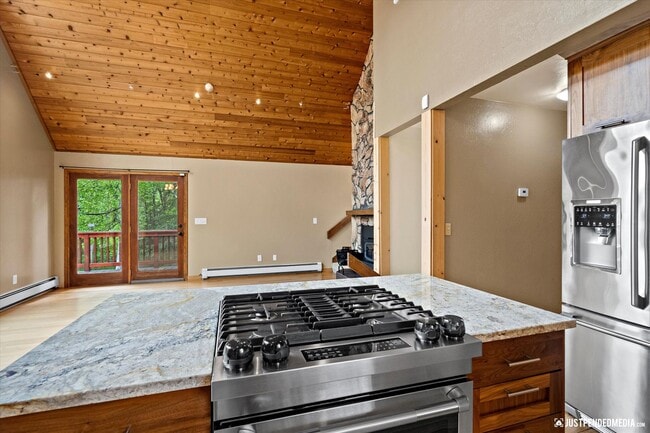 Building Photo - Hillside Retreat