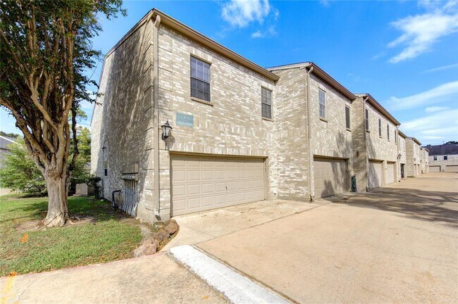 Building Photo - 3050 Holly Hall St