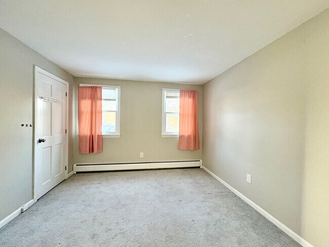 Building Photo - Available Now | 3 Bed, 1.5 Bath Single-Family Home in Westford, MA | Updated Kitchen, Finished Ba...