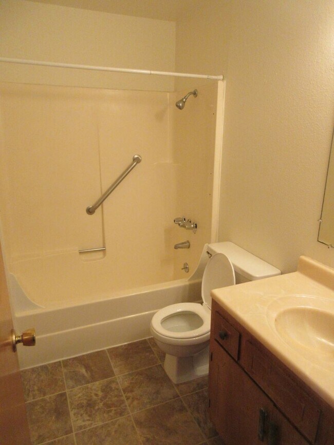 Building Photo - Two Bedroom Apartment w/ Washer and Dryer